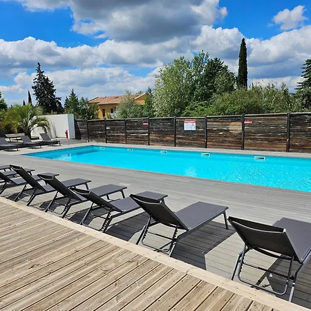 Le Paradis Aix-en-provence, Parking, Piscine アパート エクス＝アン＝プロヴァンス